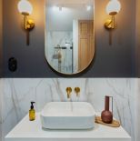 mała łazienka w ciemnych kolorach