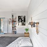 Mało kto rzuca się z zapałem na urządzanie mieszkania na poddaszu, które przypomina tramwaj. Ma długi korytarz i przykryte