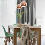 Szare zasłony z wrzosowym połyskiem wybrała Paulina Artmüller, a uszyła Justyna Chwast z firmy Woal.