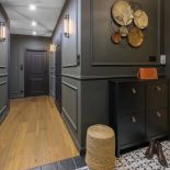 hol przedpokój w ciemnych kolorach