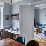 Balkon, piec i obraz urządziły całe mieszkanie w warszawskiej kamienicy