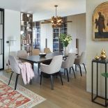 Dom w stylu fusion zaskakuje: pozłacane ikony, nowoczesne meble i perskie dywany. Indywidualiści lubią takie kontrasty.