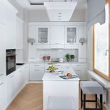 Karolinie spodobał się elegancki, spokojny i bardzo symetryczny styl hamptons z elementami stylizowanymi na nowojorskie