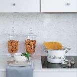 Karolinie spodobał się elegancki, spokojny i bardzo symetryczny styl hamptons z elementami stylizowanymi na nowojorskie