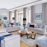 Karolinie spodobał się elegancki, spokojny i bardzo symetryczny styl hamptons z elementami stylizowanymi na nowojorskie