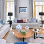 Ceramiczne wazy z BB Home, poduszki i pled od Laury Ashley, z BoConcept, NAP, Decodore, dywan – House More.