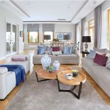 Karolinie spodobał się elegancki, spokojny i bardzo symetryczny styl hamptons z elementami stylizowanymi na nowojorskie