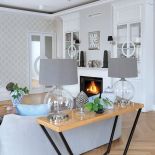 Delikatne akcenty glamour dają lampy Lene Bjerre i Eichholtz. Wyglądają subtelnie na tle dębowej, matowej