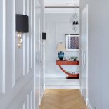 Karolinie spodobał się elegancki, spokojny i bardzo symetryczny styl hamptons z elementami stylizowanymi na nowojorskie