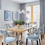 Krzesła tapicerowane welurem i dębowy stół w salonie są dziełem marki Decor Living Home. Kryształowy