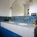 niebieska łazienka w stylu mid-century modern