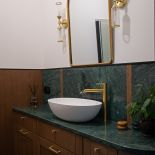 Łazienka gościnna w stylu mid century-modern