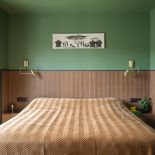 Zielona sypialnia w stylu mid-century-modern