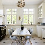 Miks stylu nowoczesnego z rustykalnym. Stół ze starych chińskich drzwi. Nad nim francuski żyrandol, do