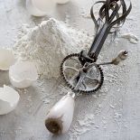 Mikser ręczny z drewnianą korbką i rączką. Martina/The food passionates/Corbis