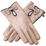 Miłośniczki kostiumów Channel innych rękawiczek nie włożą.