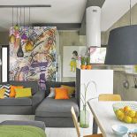 Mimo betonowych, surowych ścian, dom jest przyjemnie kolorowy i przytulny.