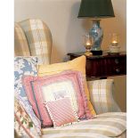 Mimo różnych wzorów kolorowe poduszki świetnie się razem komponują.