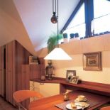 Mimo skośnych ścian właścicielą udało się świetnie wkomponować meble.