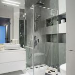 Minimalistyczna łazienka z imitacja betonu i kosz z Coqlila.