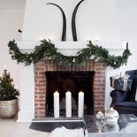 Minimalistycznie. Kominek w świątecznej oprawie