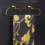 Minimalizm włoskiej marki Gessi w złotym wydaniu, seria Mimi. Za uchwyt na ręcznik zapłacimy – 4506 zł, A’Qua Design.