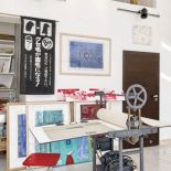 Minipracowni nie widać, bo mieści się… w szafie. Wnękę przysłaniają harmonijkowe drzwi wtopione w ścianę.