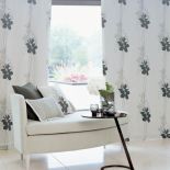 Miniszezlong, ministolik i przytulny kącik gotowy. Tkaniny na poduszkach i zasłonach to kolekcja Pippin firmy