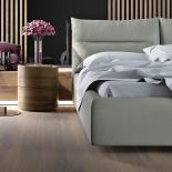 Królewskie łoże z miękkim zagłówkiem, MARGA, do tego stolik w orzechowym fornirze, TAVAMO, MIOTTO DESIGN