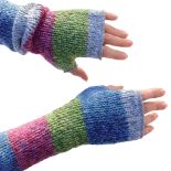 Mitenka: na wielkie wyjścia z koronki, na co dzień z wełny, a na rockowy koncert nabijana ćwiekami.