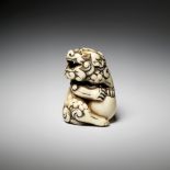 Mitsuharu Shishi trzymający łapy na piłce , kość słoniowa, ok. 1770 r.