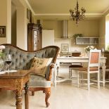 Mnóstwo antyków odziedziczyli po rodzicach: serwantkę, stalową szafkę z przepastnymi szufladami, dębowy stół, przy którym