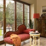 Mnóstwo antyków odziedziczyli po rodzicach: serwantkę, stalową szafkę z przepastnymi szufladami, dębowy stół, przy którym