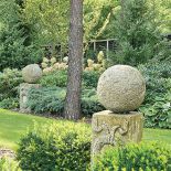 Mnóstwo zieleni: drzew, krzewów, dekoracji jak w parku.