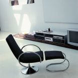 Model Kira projektu Jamesa Bronte może być pokryty tkaniną lub skórą, z podstawą srebrną albo chromowaną. BONALDO