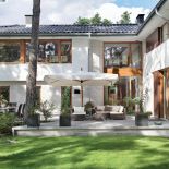 Modernistyczna willa w podwarszawskim Józefowie sąsiaduje ze stuletnimi sosnami.