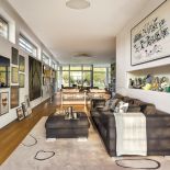 Tysiące książek, mnóstwo ceramiki i szkła, kilkadziesiąt obrazów – wszystko to w modernistycznym domu –