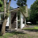 Modernistyczny dom z dekoracjami z faszyny.