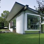 Modernistyczny dom z dekoracjami z faszyny.