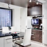 Modernistyczny styl i dobra sztuka. Bo obrazy są jak meble, bez których nie ma domu.