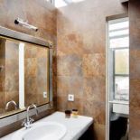 Modernistyczny styl i dobra sztuka. Bo obrazy są jak meble, bez których nie ma domu.