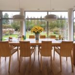 Przez ogromne szklane ściany do domu wchodzi ogród. Nie ma w nim żadnego iglaka, za to dużo krzewów, traw