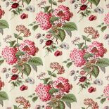 Modne tkaniny w oknach, na stole i kanapie