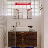 ściana z luksferów w łazience