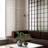 ściana z luksferów w salonie