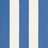 Modne tkaniny w oknach, na stole i kanapie