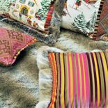 Modne połączenie - tkanina i sztuczne futro wilka. Kolekcja poduszek Chiraz/Anatolie. PIERRE FREY