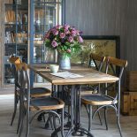 Drewno i metal idealne połączenie w eleganckim salonie.