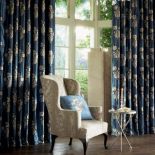 Modne zestawienie błękitu i piaskowego. Wszystkie tkaniny pochodzą z jednej kolekcji Merville/Sanderson. GALERIA WNĘTRZE