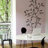 Modne zestawienie szarości z delikatnym wrzosem. Tło kolor k426, szablon Y498. TIKKURILA